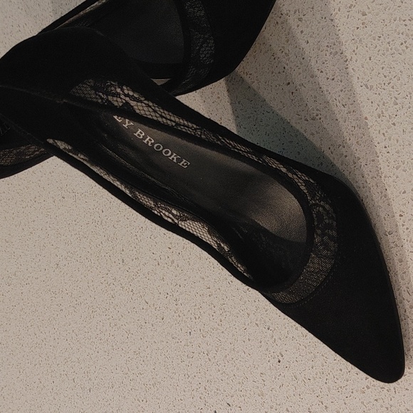 New Audrey Brooke leather heels. Size 6.0 - Picture 3 of 9